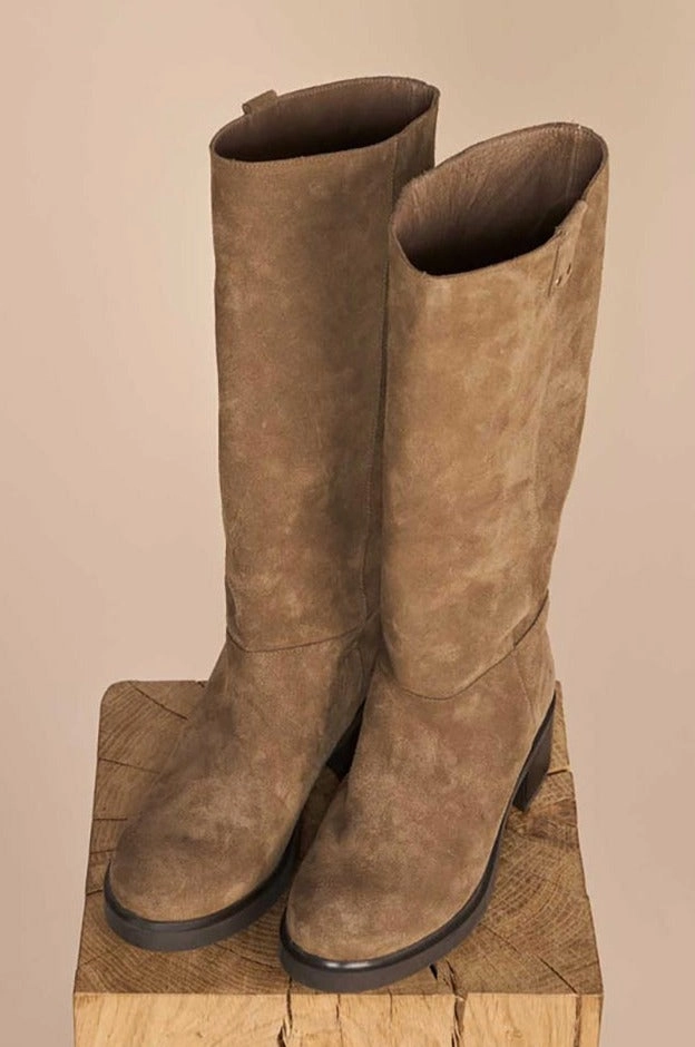 Wales Suede Hi Boot | Dark Beige | Støvler fra Mos Mosh